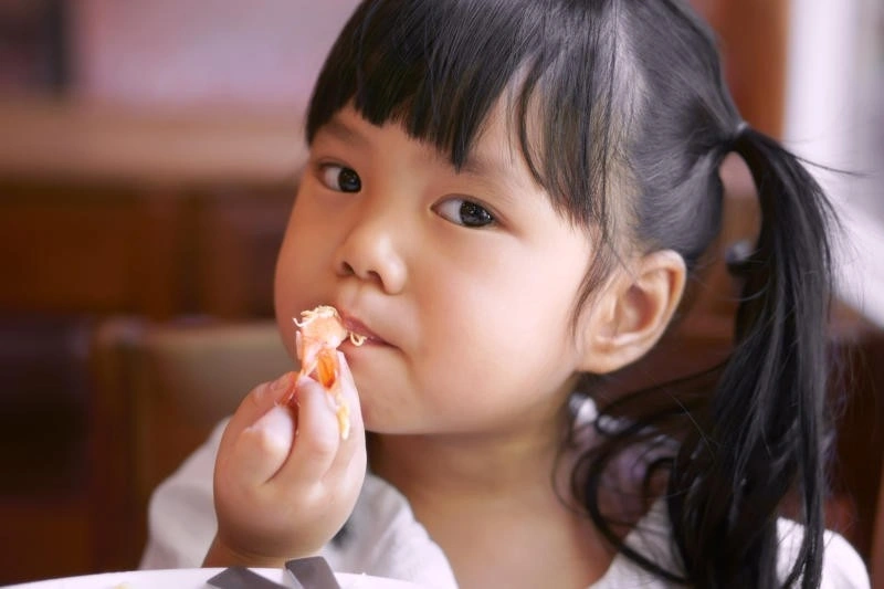 Bé mấy tháng ăn được hải sản