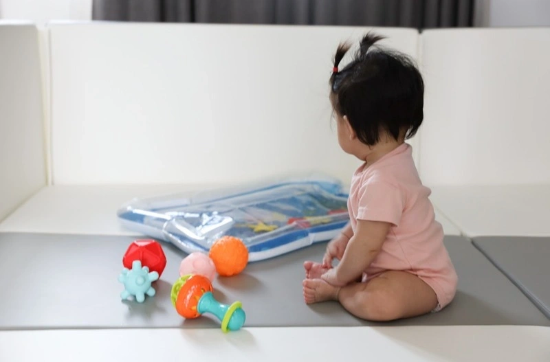 Dấu hiệu trẻ sắp biết bò là con có thể tự ngồi mà không cần hỗ trợ
