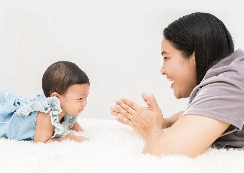 Cha mẹ nên động viên, cỗ vũ khi bé tập bò khi đã nắm rõ mấy tháng trẻ biết bò