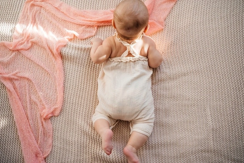 Bên cạnh nắm rõ trẻ mấy tháng biết bò, cha mẹ luôn quan sát khi các bé tập bò để đảm bảo an toàn cho con