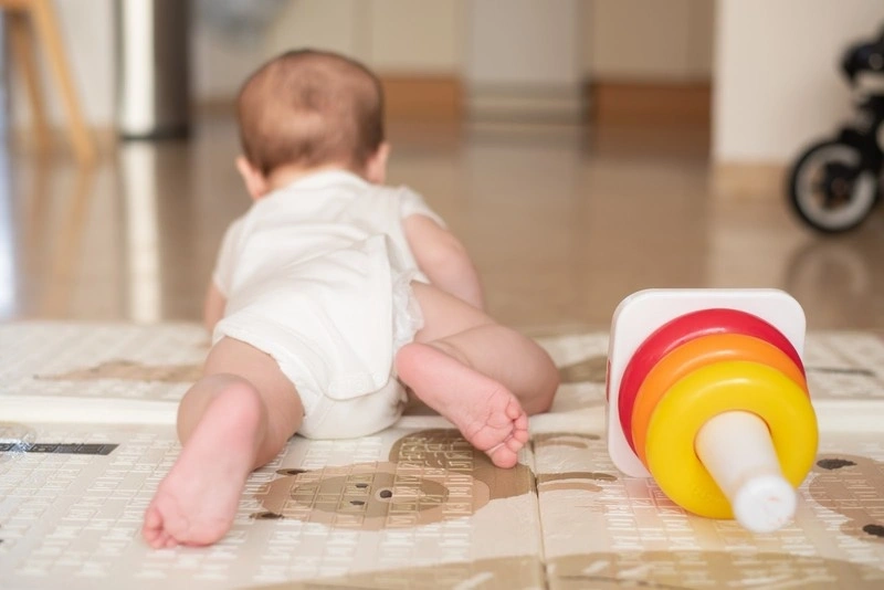 Em bé mấy tháng biết lật