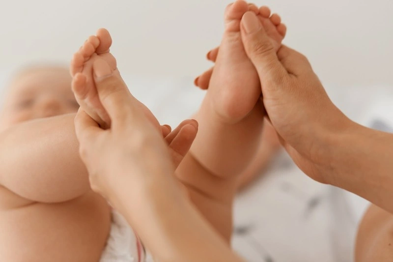 Hỗ trợ bé học lật