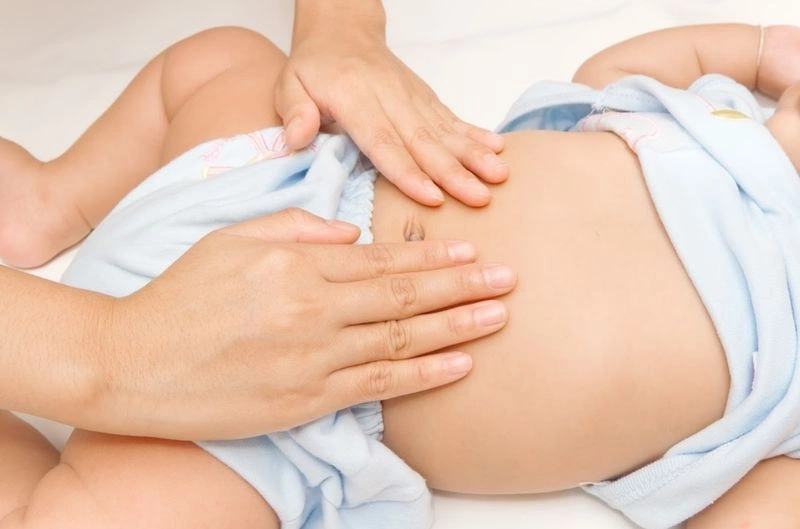 Dấu hiệu bé uống sữa công thức bị tiêu chảy là đi phân lỏng nhiều