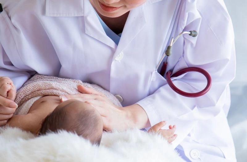 Bé uống sữa công thức bị tiêu chảy hơn 2 tuần cần thăm khám