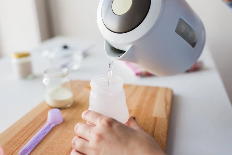 Cách pha sữa cho bé cần đúng theo hướng dẫn của nhà sản xuất
