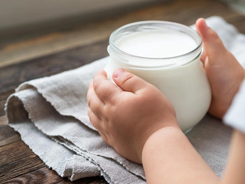 Sữa chua bữa phụ cho bé 8 tháng tuổi