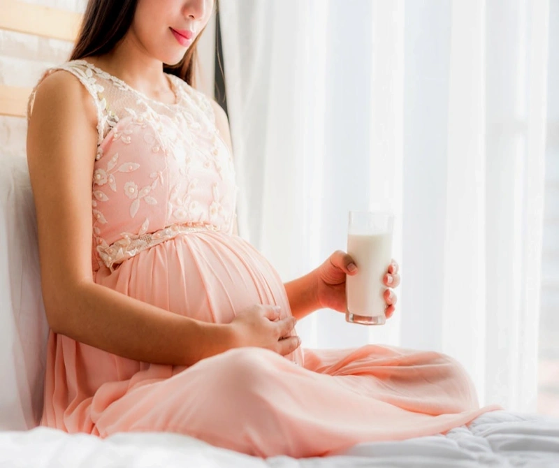 Dù có các loại hạt mẹ bầu không nên ăn nhưng có thể uống loại sữa hạt phù hợp.