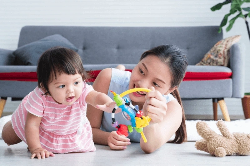 Không áp dụng cách cai sữa cho bé 19 tháng khi trở trời