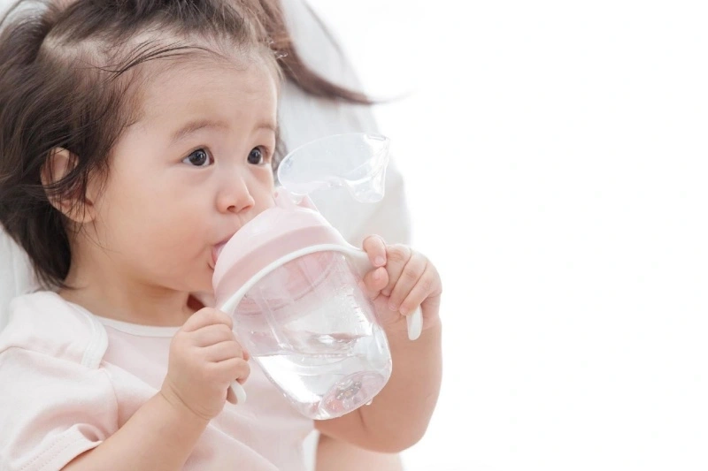 Cai sữa cho trẻ đúng cách bằng cách giảm bớt cữ bú mẹ