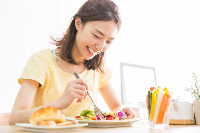 Chế độ ăn uống cho bầu 3 tháng đầu bị ốm nghén