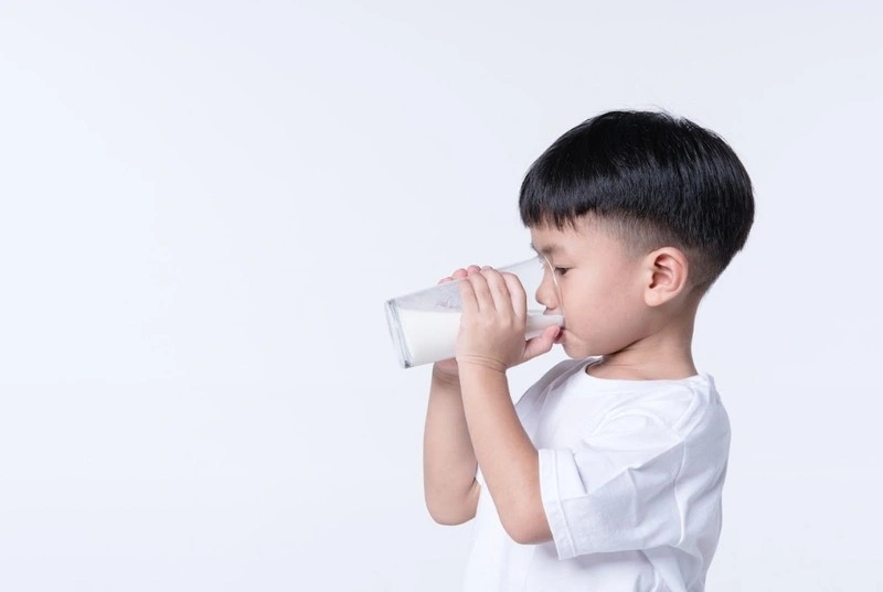 Làm gương cho trẻ là cách giúp bé thích uống sữa hơn