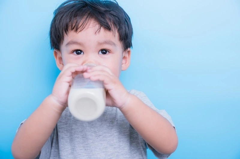 Mẹ lưu ý bổ sung lượng sữa cho trẻ phù hợp với độ tuổi