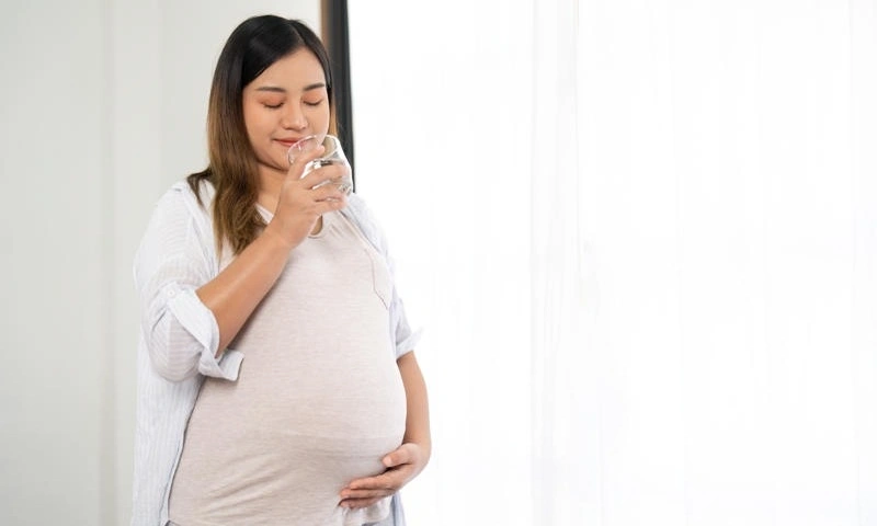 Uống đủ nước để hạ đường huyết thai kỳ
