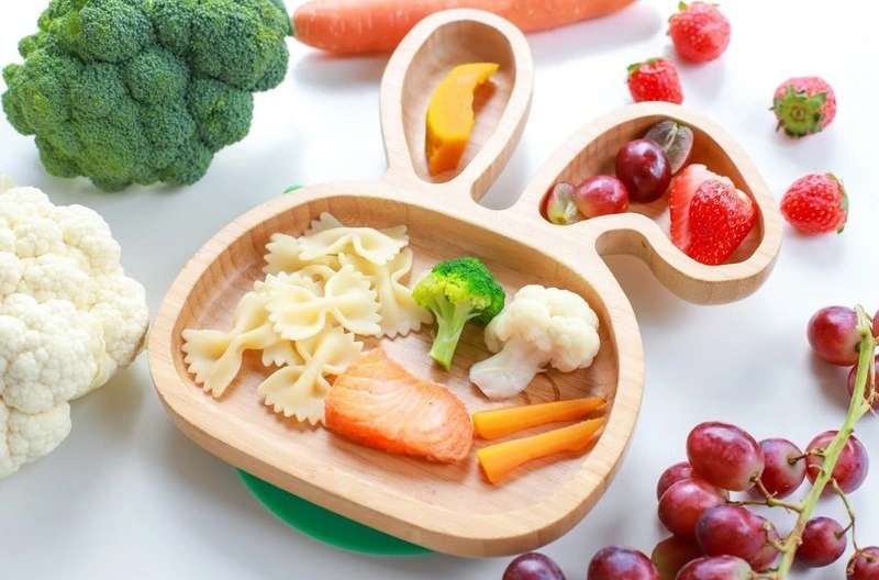 Cách giúp bé đi ngoài khi bị táo bón đó là ăn thực phẩm giàu chất xơ và lợi khuẩn.