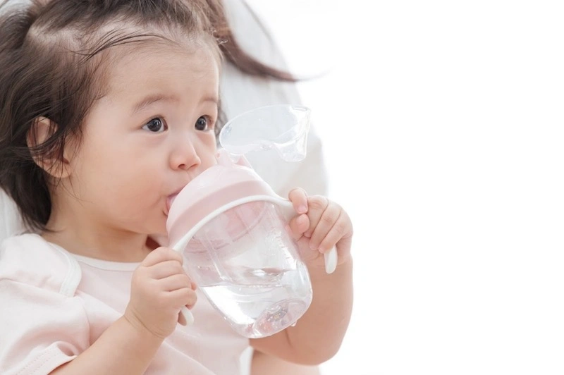 Cho trẻ uống đủ nước mỗi ngày cũng là mẹo giúp trẻ dễ đi ngoài.