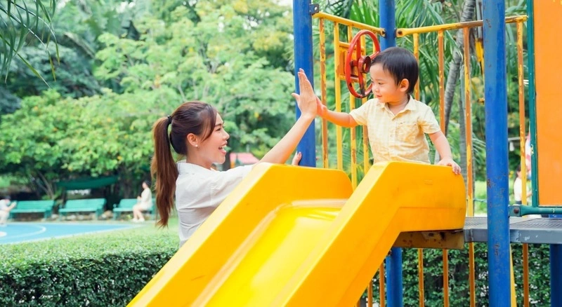 Vận động thể chất hợp lý cũng là cách làm cho trẻ dễ đi cầu.