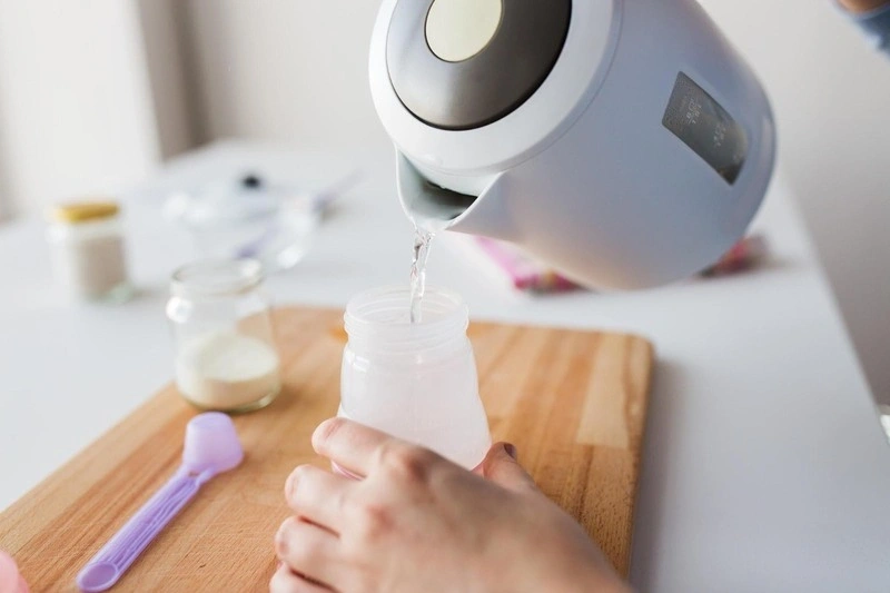 Nhiệt độ nước pha sữa cho trẻ sơ sinh nên để nguội đến khoảng 70°C