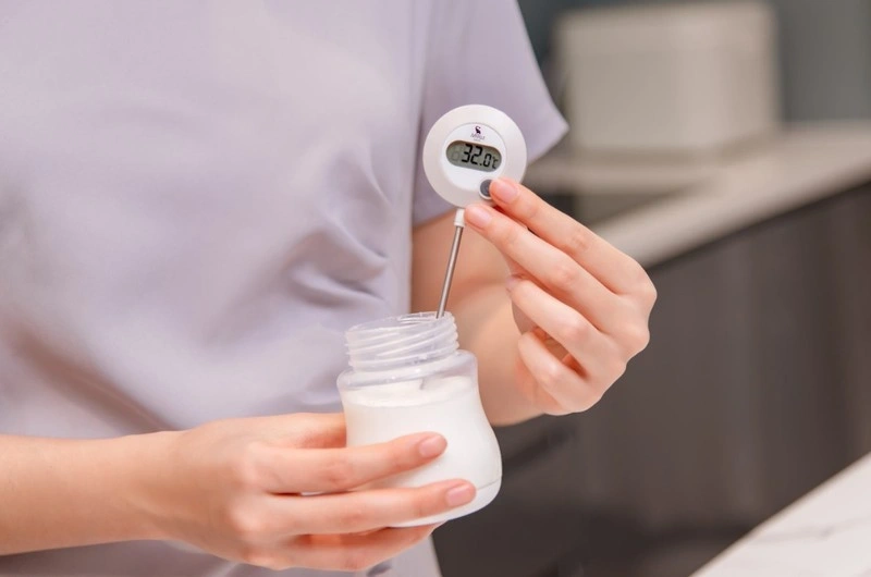 Lưu ý cách tập cho bé bú bình là kiểm tra nhiệt độ sữa phù hợp