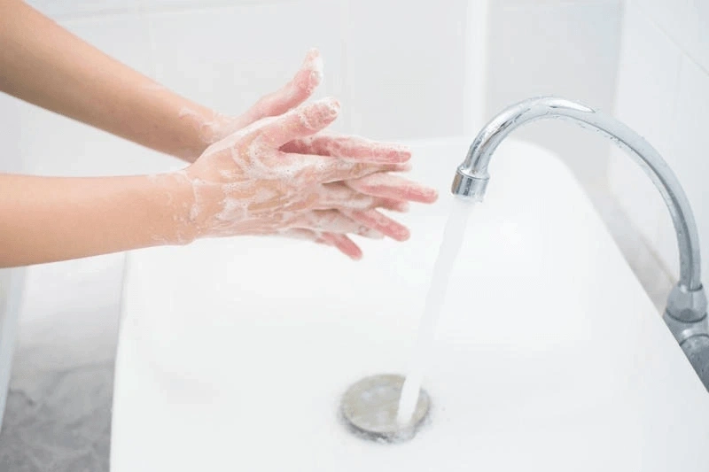 Rửa sạch tay trước khi khử trùng bình sữa cho bé