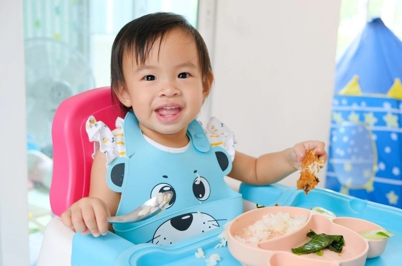 Xây dựng thói quen ăn uống khoa học cho trẻ 3 tuổi biếng ăn