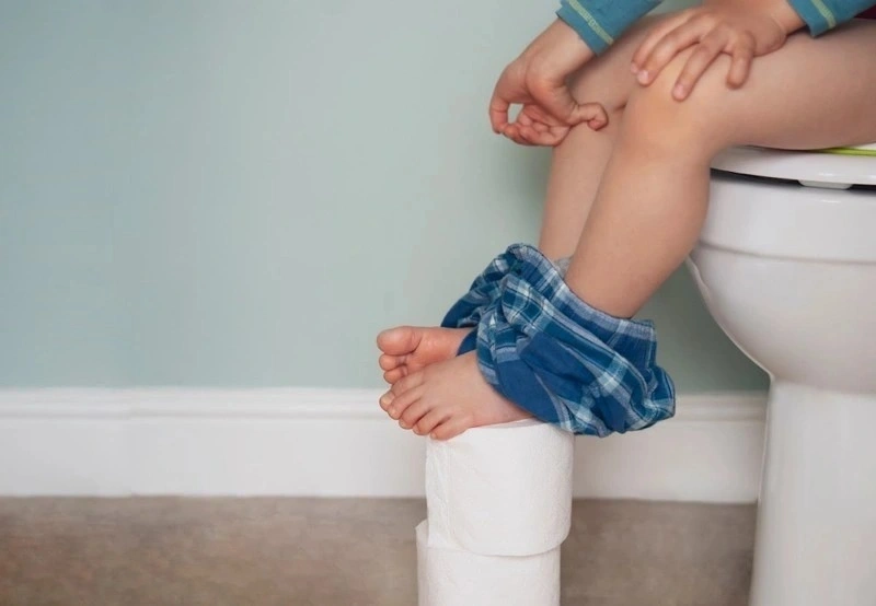 Bé 2 tuổi bị táo bón có thể là do chế độ ăn uống.