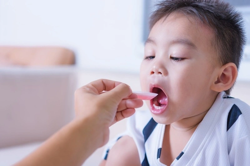 Tác dụng phụ của kháng sinh cũng là nguyên nhân khiến trẻ 2 tuổi bị táo bón.