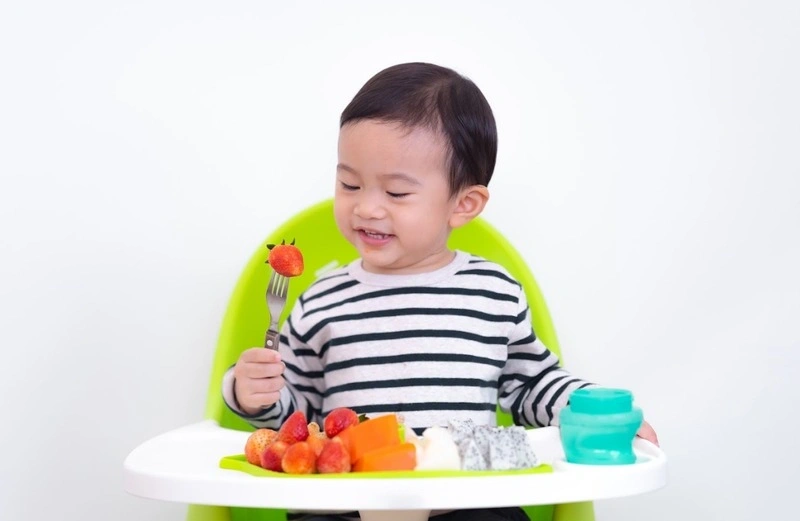 Cách trị táo bón cho trẻ 2 tuổi đó là nên ăn nhiều rau củ quả, uống đủ nước.