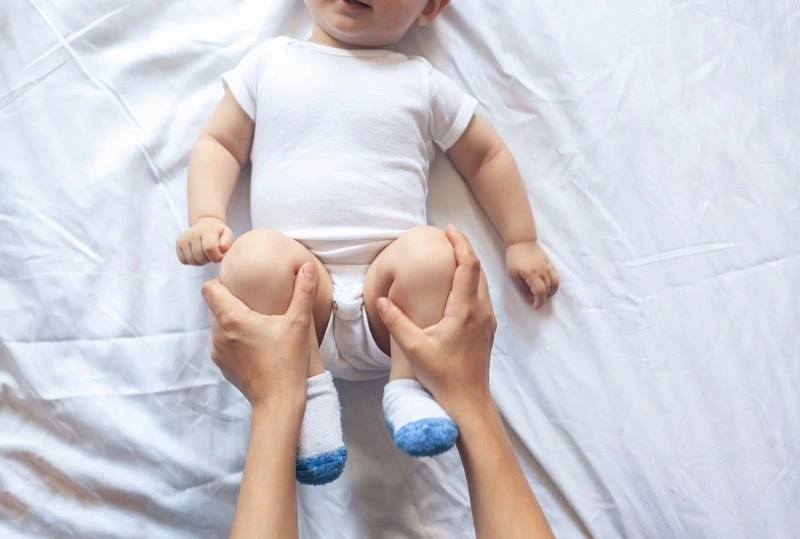 Bé trốn lẫy có sao không