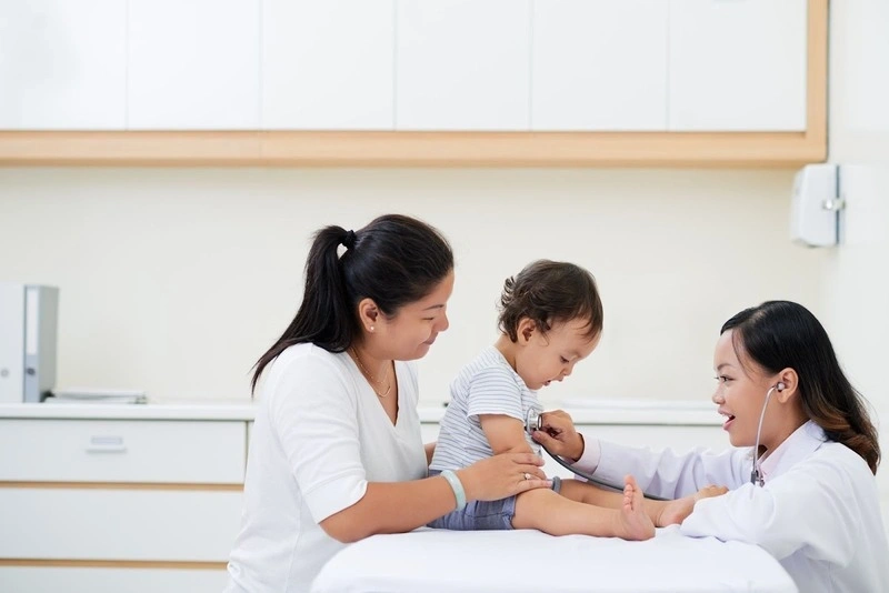 Trẻ bị mất nước khi nào đi khám