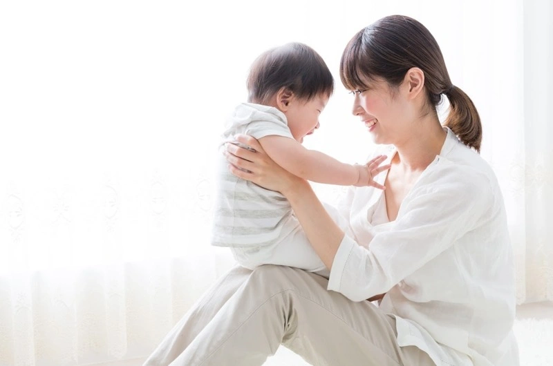 Trò chuyện cùng khi trẻ có dấu hiệu sắp biết nói