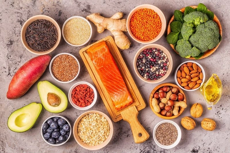 Lưu ý khi bổ sung thực phẩm giàu DHA cho trẻ là xây dựng chế độ dinh dưỡng đa dạng, cân đối