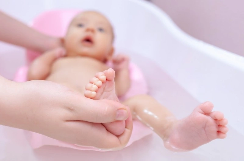 trẻ bị giãn ruột sinh lý nên làm gì