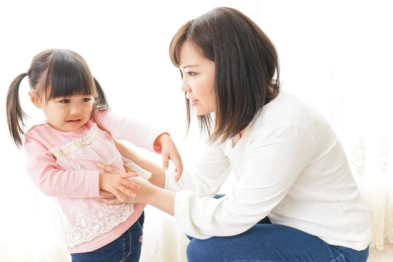 Khủng hoảng tuổi lên 3 và cách khắc phục là hạn chế la mắng, dùng bạo lực với con