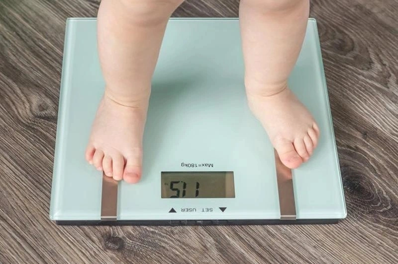 Làm sao để biết bé bú không đủ sữa? Dấu hiệu bé bú không đủ sữa như chậm tăng cân, số tã ướt ít…