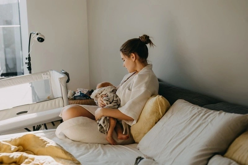 Bú sữa là hoạt động phải có trong lịch sinh hoạt bé 1 tháng tuổi