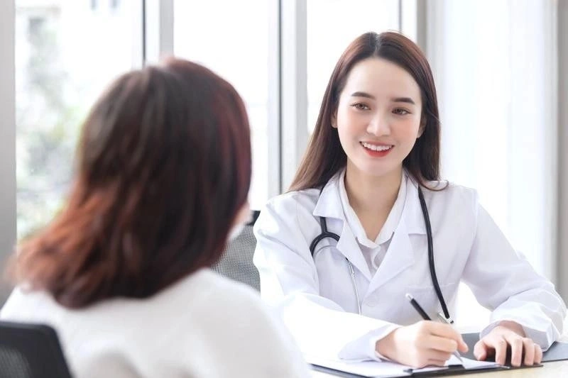 Mẹ có thể tham khảo ý kiến bác sĩ để lên lịch sinh hoạt bé 2 tháng tuổi