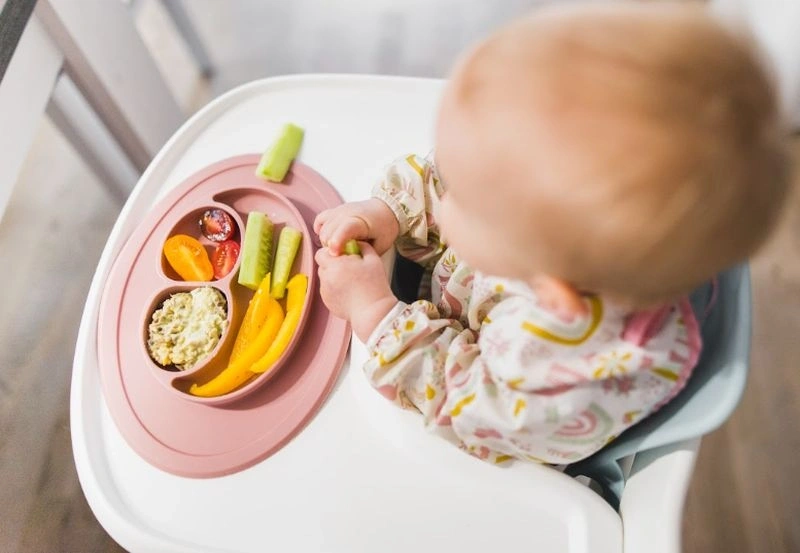 Lịch sinh hoạt cho bé 1 tuổi cần phải có bữa ăn hợp lý