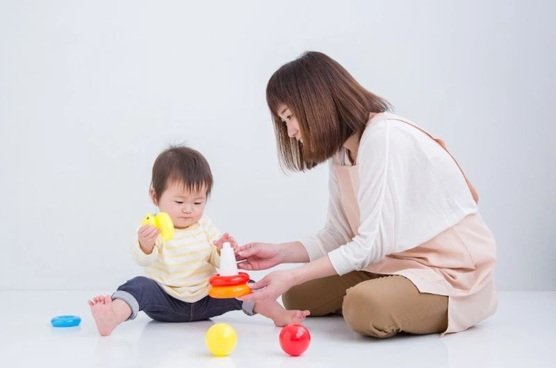 Trẻ 1 tuổi đã có thể tự ngồi dậy, cầm nắm đồ vật nhỏ