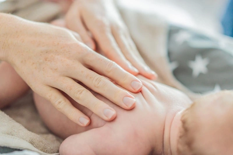 massage cho bé sơ sinh dễ ngủ