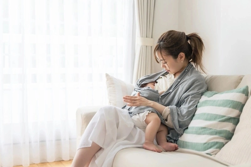 Các dấu hiệu mất sữa như ngực mềm, trẻ bú không no…
