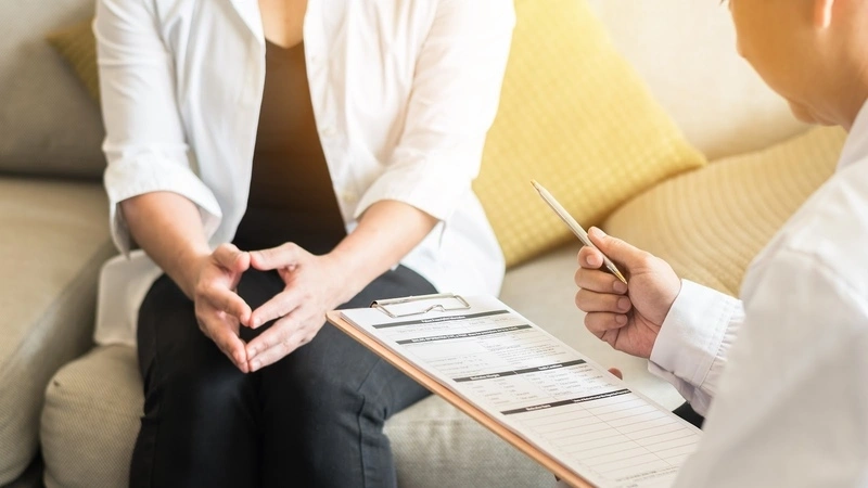 Gặp bác sĩ khi bị mất sữa sau sinh