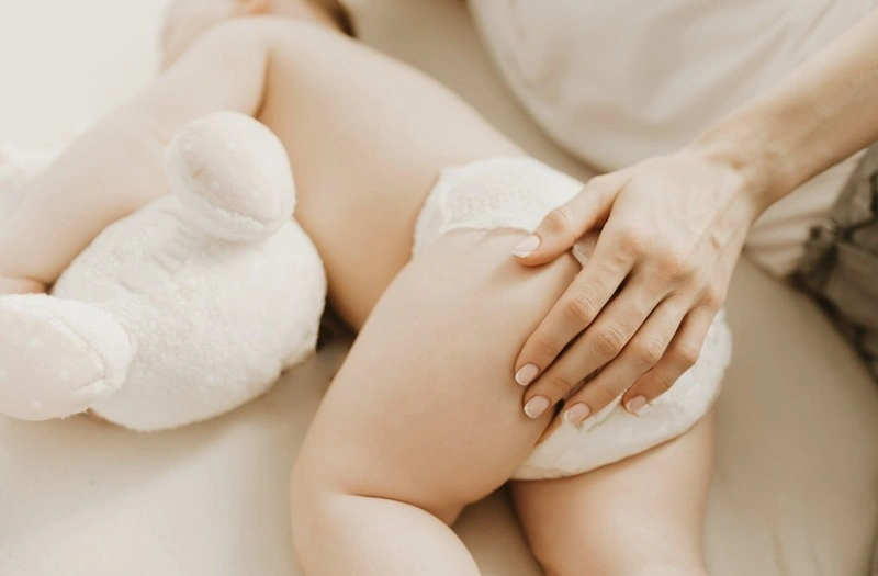 Làm gì khi màu phân trẻ sơ sinh bất thường