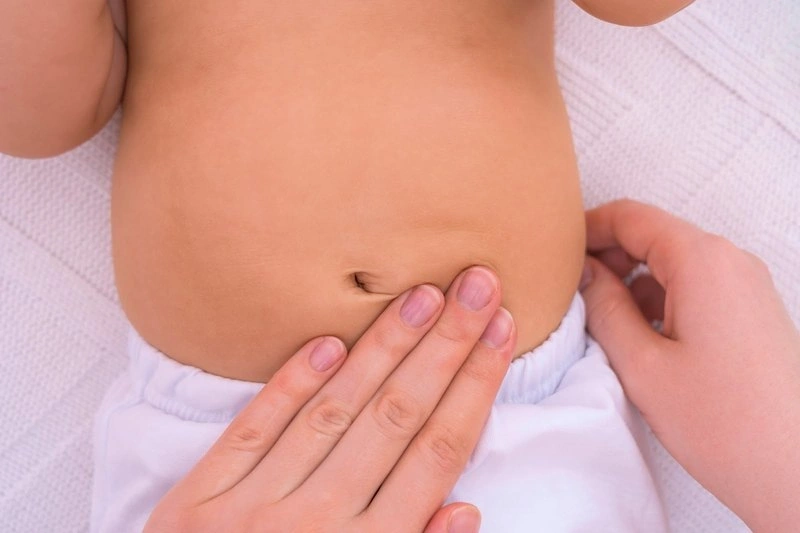 Massage bụng giảm táo bón ở trẻ