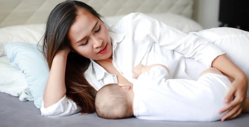Dấu hiệu mẹ nhiều sữa thể hiện qua cách bé bú, bầu ngực mẹ