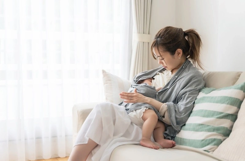 Ít sữa phải làm sao? Mẹ nên thường xuyên da kề da với bé