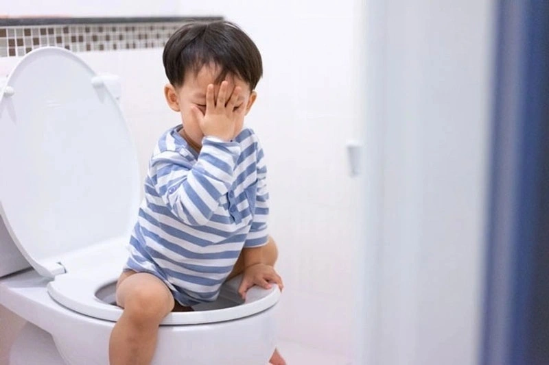 Mẹ có thể áp dụng các mẹo chữa trẻ bị táo bón tại nhà hỗ trợ con dễ đi ngoài.