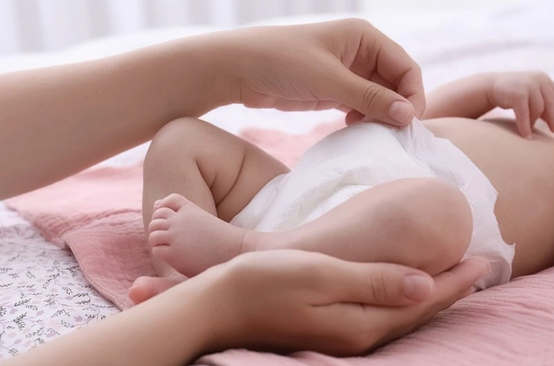 Tã ướt cũng là nguyên nhân khiến trẻ sơ sinh quấy khóc đêm