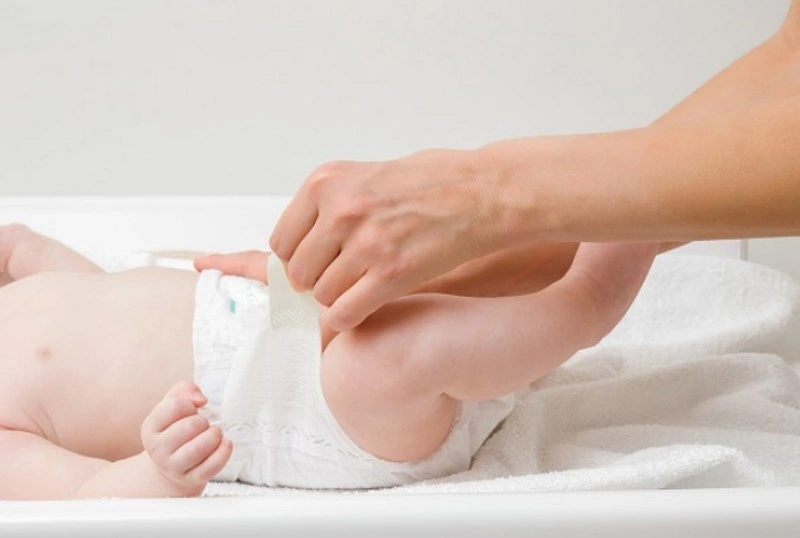Thay tã sạch giúp bé thoải mái cũng là một mẹo chữa khóc đêm cho trẻ sơ sinh