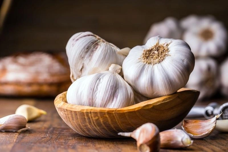 Treo tỏi đầu giường giúp bé ngủ đêm