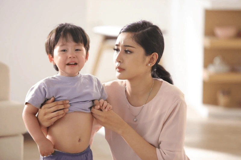 Biểu hiện trẻ dị ứng đạm bò là nổi mề đay, nôn mửa, tiêu chảy…